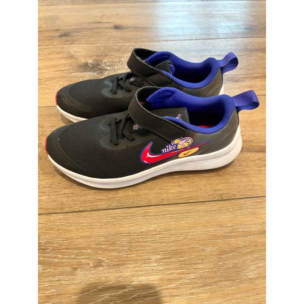 Nike durable cushioned swoosh